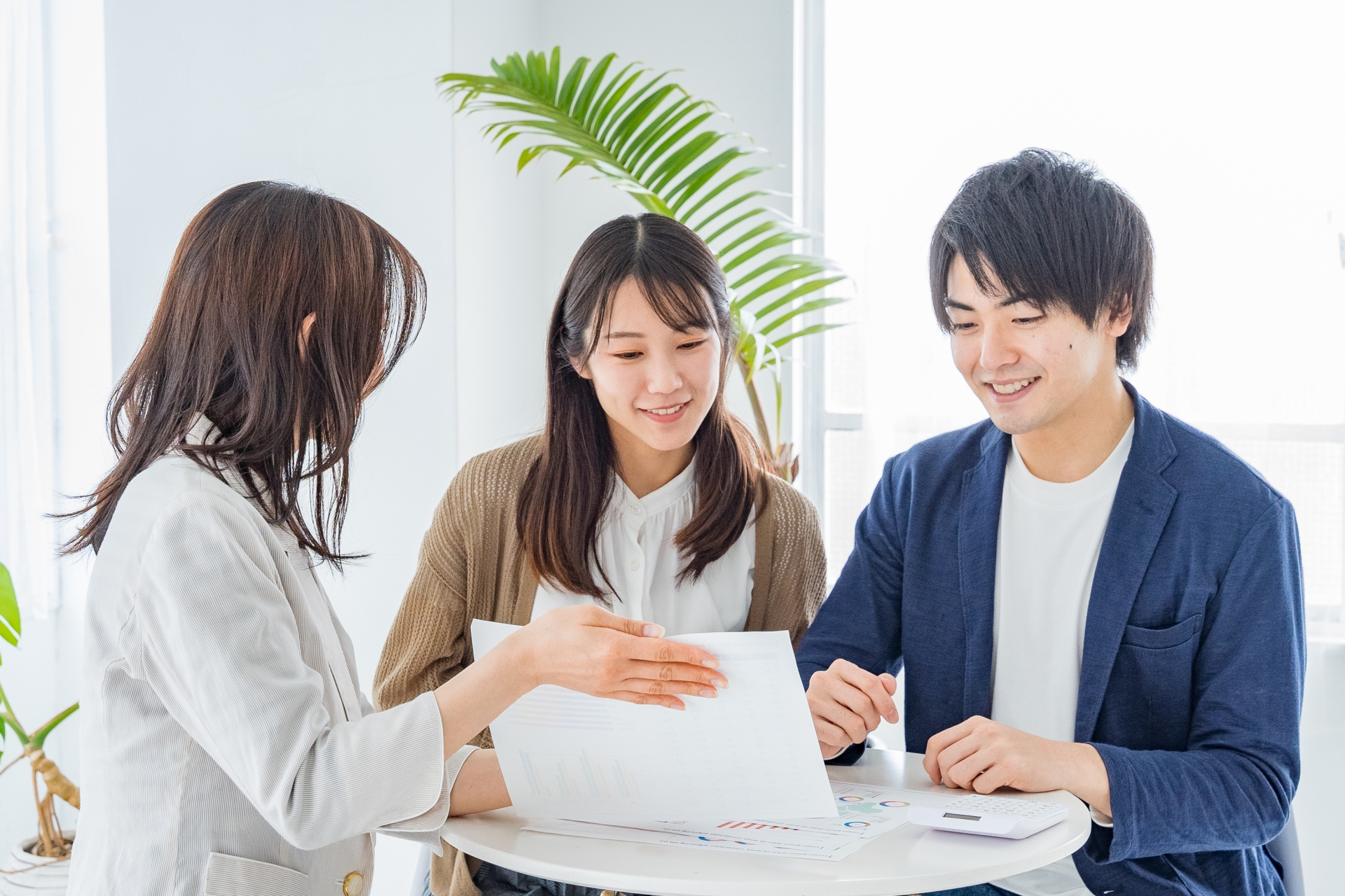 資料を見ながら会社の課題を整理する相談イメージ
