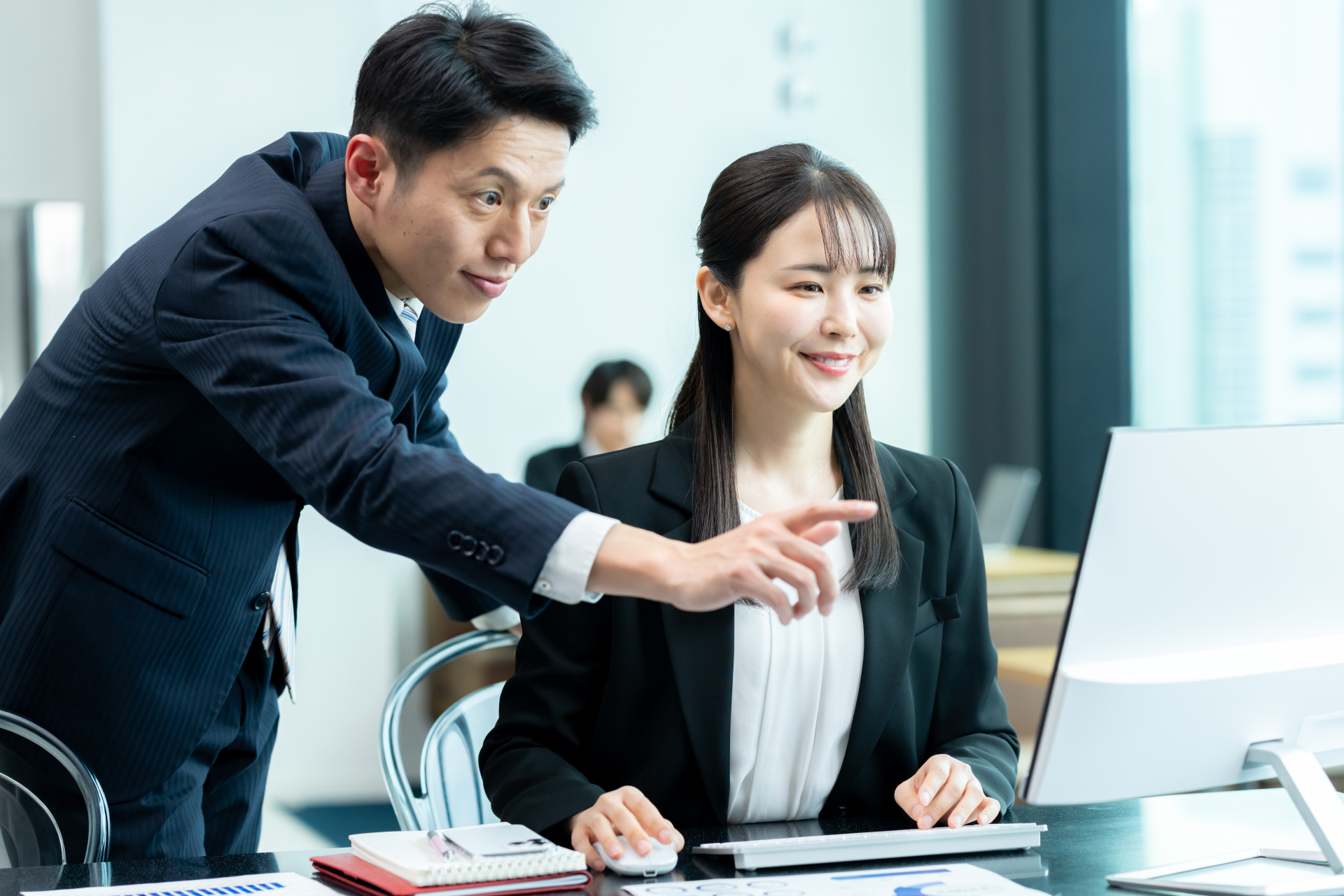 画面を見ながら相談内容を確認するイメージ