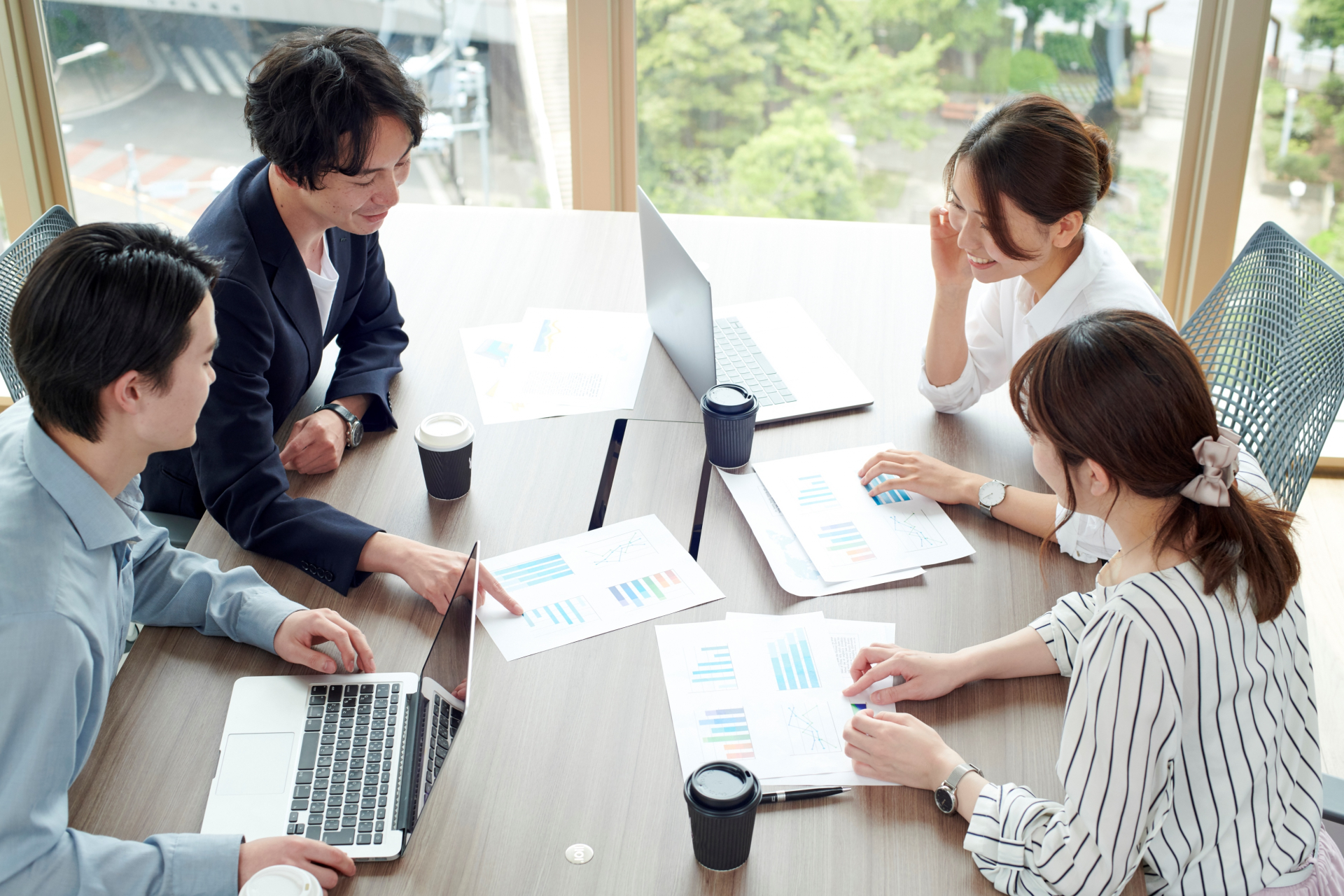 資料を囲んで制度の運用方法を話し合うイメージ